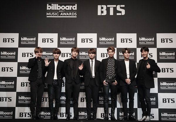The group BTS foretells the successive class Come back to release the new song for the first time at the Billboard Music Award which is one of the three biggest music awards in the United States.2018 US Billboard Music Awards to be held on May 20th in Las Vegas, USA on May 24th (local time), through the homepage of the US Billboard Music Awards (BBMA) side and SNS Announced that BTS would participate as a performer.Billboard side says, BTS is a group that caused a great repercussion globally and a Korean boy band that won the Top social The Artist award at the Billboard Music Awards held last year.BTS will participate in the award ceremony to be held on May 20th and will showcase the worlds first Come back stage of the new album LOVE YOURSELF RIGHT Tear. This BTS proved the dignity of the global star while confirming up to the world premiere following the Top Social The Artist (Top Social Artist) prize candidate at 2018 Billboard Music Awards.World stars such as Camila Cabello, Dua Lipa, Sean Mendes (Shawn Mendes), etc. participate to spread the performance, as well as BTS, the stage of this day will be broadcast live through the NBC broadcast .An official of Big Hit Entertainment says, Thanks to just saying Billboard Music Awards , I am grateful, but I can do just the world-class The Artist Come back so that I can stand to the stage I am honored.I want to do my best during the remaining period so that we can show off a nice stage. BTS competes for the second consecutive year as Top social The Artist candidate prize winner with Justin Bieber, Ariana Grande, Demi Lovato, Sean Mendes (Shawn Mendes) .BTS next months 18th regular album LOVE YOURSELF turn - Tear