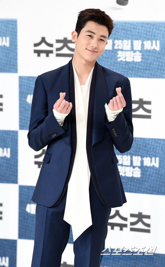 Park Hyung-Sik undertook Jang Dong-gun and a two-star starring in KBS 2 new waterworks drama Suits.Suits is a work based on the same name USA USA Network drama as the original.The original drama is broadcasted until the season 7, and it gains popularity to move to the fourth ranking rating of overseas cable drama.The one with lower recognition in the domestic received a great interest from the time when domestic remake news were heard because it is a work that the mid fans have great love.Park Hyung-Sik took on the role of Yonu by changing the microscopic character played by Patrick J. Adams in the original work.High Jonu is a legal affair corporation river & ship new entry lawyer.I did not pass the bar exam, nor did I have a law school diploma or a lawyers license, but once I understand it, I am equipped with an empathic ability to unlock my opponent with a radical genius which I will never forget .Since I was a child who lost parents I have the ability to remember a lawyer dreaming dreaming passage, but the world did not even give him a chance.Then I will see Jang Dong-gun and live a new life.This is the first time for Park Hyung-Siks Terrestrial starring, but his expectations for his challenge are high.Park Hyung-Sik starred for the first time in two years since he began acting.KBS 2 We played the role of car Darbon in the weekend drama Why do families come to each other, to distinguish son s growth lovely and receive great love.After going through the SBS Upstream Society and KBS 2 Gallery, we decided to undertake the first hero role at JTBC Himsen Ladies Dvonsun.At that time he took on the role of Amminhyeok and he called for a syndrome in the shivering romance with tremor with Park Boyoun.And for the first time in six years since I started acting life I decided to undertake Terrestrial hero for the first time through Suits.As the work revealed his work and reborn as the hero, the viewer s trust in acting already exhibited by Park Hyung - Sik has accumulated.Therefore, there was no concern about acting skill argument to be done when acting actress acting as a star, so that we can start challenging comfortably.The character setting itself is also interesting.Suits is also intense, not to mention a firm story line, but it is a work that can not lack the blomance with a hero.The Park Hyung-Sik who already boasted kicked Blomanskemi such as Gallery and Himsen Ladies Davosun are concerned about whether breathing is indicated as big senior Jang Dong-gun.