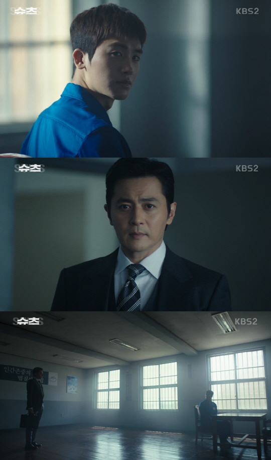Suits Jang Dong-gun - Park Hyeong-sik, met in prison intensive first appearance In the KBS 2TV new drama Suits, which was first broadcast on the 25th, Choi Gang-seok (Jang Dong-gun) and Park Young-sik met at the prson, and Choi Gang-seok headed for the prson, where a high-ranking man in a prison suit sat. Suits is a legendary lawyer of Koreas top law firm Gang & Ham and a bromance of a fake new lawyer with a genius memory.