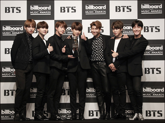 BTS predicted a successive class Come back that will release the new song for the first time at Billboard Music Award which is one of the three biggest music awards in the United States.On the 24th (local time), the US Billboard Music Awards (BBMA) announced that BTS will participate as a performer on 2018 US Billboard Music Award to be held in Las Vegas, USA on May 20th.On the Billboard side, BTS is a group that has made a big revolution worldwide, introduced Koreas Boy Band that won the Top Social Artist award at the Billboard Music Awards held last year, BTS said in May I will participate in the award ceremony to be held on 20th and showcase the worlds first Come back stage of the new album Love Yourself Front (LOVE YOURSELF Turn) .Following the top social artist (Top Social Artist) award candidate of 2018 Billboard Music Award, BTS proved the dignity of Global Star while finalizing the world premiere.Besides BTS, Kamirakabe, world stars such as Nusa Dua Rifa and Sean Mendes will participate and expand the performance, the stage will be broadcast live through the NBC broadcast on the day.An official of Big Hit Entertainment said, Thanks to just being a candidate for the Billboard Music Award , I am grateful, but I am honored to be able to stand up to the stage of the Come back stage where I can do only worldwide artists I will do my best for the rest of the term so that we can show off a wonderful stage.BTS will compete for awards with Justin Bieber, Ariana Grande, Demi Lovato, Sean Mendes as a top social artist award nominee for the second consecutive year.BTS announced the domestic come back along with the release of the regular album LOVE YOURSELF turning Tear next month 18th