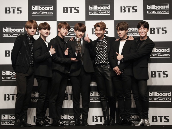 The group BTS foretells the successive class Come back to release the new song for the first time at the Billboard Music Award which is one of the three biggest music awards in the United States.2018 US Billboard Music Awards to be held on May 20th in Las Vegas, USA on May 24th (local time), through the homepage of the US Billboard Music Awards (BBMA) side and SNS Announced that BTS would participate as a performer.On the Billboard side, BTS is a group that caused a great repercussion globally and introduced Korean boy band who won the top social The Artist award at the Billboard Music Awards held last year BTS will participate in the award ceremony to be held on May 20th and will showcase the worlds first Come back stage of the new album LOVE YOURSELF RIGHT Tear. This BTS proved the dignity of Global Star while finalizing to the world premiere following the nomination for 2018 Billboard Music Award and Top Social The Artist (Top Social Artist) prize.World stars such as Camila Cabello, Dua Lipa, Sean Mendes (Shawn Mendes), etc. participate to spread the performance, as well as BTS, the stage of this day will be broadcast live through the NBC broadcast .An official of Big Hit Entertainment says, Thanks to just saying Billboard Music Awards , I am grateful, but I can do just the world-class The Artist Come back so that I can stand to the stage It is an honor to be honored and Id like to do my best for the rest of the term so that we can show off a wonderful stage.BTS competes for the second consecutive year as Top social The Artist candidate prize winner with Justin Bieber, Ariana Grande, Demi Lovato, Sean Mendes (Shawn Mendes) .Meanwhile, BTS will release the regular album LOVE YOURSELF turning Tear next month 18th