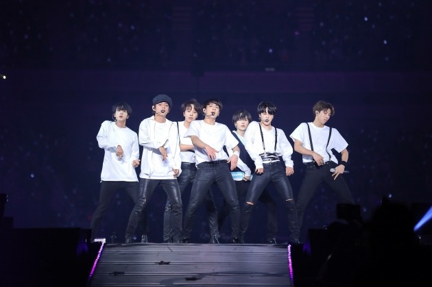 The group BTS foretells the successive class Come back to release the new song for the first time at the Billboard Music Award which is one of the three biggest music awards in the United States.2018 US Billboard Music Awards to be held on May 20th in Las Vegas, USA on May 24th (local time), through the homepage of the US Billboard Music Awards (BBMA) side and SNS Announced that BTS would participate as a performer.On the Billboard side, BTS is a group that caused a great reaction to the whole world, introduced Koreas Boy Band that won the top social artists award at the Billboard Music Awards held last year and BTS Will participate in the awards ceremony to be held on May 20th and will showcase the worlds first Come back stage of the new album LOVE YOURSELF RIGHT Tear. This BTS proved the dignity of the global star, following the nomination for 2018 Billboard Music Award and Top Social Artist award, finalizing to the world premiere.World stars such as Camila Cabello, Dua Lipa, Sean Mendes (Shawn Mendes), etc. participate to spread the performance, as well as BTS, the stage of this day will be broadcast live through the NBC broadcast .BTS will compete for the second consecutive year as a Top social artists candidate award with Justin Bieber, Ariana Grande, Demi Lovato, Sean Mendes (Shawn Mendes) .An official of Big Hit Entertainment said, Thanks to just saying Billboard Music Award is a candidate, thank you but you can only be a worldwide artist Come back You can stand up to the stage I will be doing my best for the rest of the term so that I can show off a nice stage.BTS is the fourth official fan meeting at the Yokohama Arena in Japan (April 18th - 21th) and Osakajo Hall (April 23rd to 24th) BTS JAPAN OFFICIAL FANMEETING VOL.4 ~ Happy Ever After ~ , mobilized 90,000 spectators over 6 cities in two cities, finished Japanese fan meeting successfully.