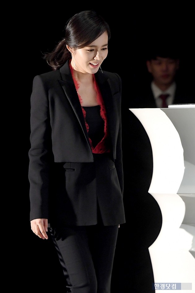 Actor Han Ga-in joined OCNs new weekend drama Mistresses (screenplay Takashi Tsunaga, Kim Jin-wook, director Han Ji-sun) at the afternoon of the afternoon on September 25th at Time Epoque Time Square Amos Hall, Seoul He is carrying foot.Mistresses in which Han Ga-in, Shin Hyun-bin, Choi Hee-seo, Gujui, Ifu Jun, Dakimo and so on appear, depicts the story of love and friendship college friends suffering from college days who entered their thirties It will be broadcasted for the first time on the 28th coming to the program
