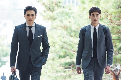 Can you capture viewers Suits which melted Korean emotion to Remake American popular drama?KBS 2 first news broadcast on the 25th Drama Suits (Suits) (directing Kim Jin-woo) depicts the legitimate lawyer of the best law firm in Korea and the blommance of a fake new lawyer with genius memory It is a drama.Suits which contains interesting stories to be held at law firms is a work that is hoping for before broadcasting just by breathing Jang Dong-gun, Park Hyung-Sik.The synergistic effect that we meet will be an important point of the drama.Kim Jin-woo PD who took over the production, at the production presentation which was done earlier, said, When I tried to make a minute, it seemed that we wanted to purchase the picture he wanted.When I actually met, I thought that I sit well together and I felt good.It was an idea that pictures and feelings were optimized rather than other reasons, Jang Dong-gun, Park Hyung-Siks reason for casting was clarified.More than anything, Suits (Suits) is a popular drama that was broadcasted until the season 7 at NBC, and this time, Remake was decided in the world first Korea.It is a popular series that formed a mania layer worldwide, and Remake in Korea leading the Asian drama market also coexists with expectations and concerns.The production team maintains the feelings of the original, but puts the feeling of Korea and completes the work with the main focus on delivering a quirky charm only in the Korean version Suits in the time being.Kim Jin-woo PD is the character is the main drama.Initially it starts with a concern for the character and leads to interest, and then it can make sympathy by cheering and supporting letters.Drama development will be able to show the spreading episodes, the growth of characters, and the unique color of only letters.Breathing showed us already in Korea and breathing, it seems to show other breathing methods. 