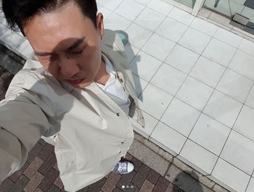 Lee Sang-min, who gave up his self-help thanks to the brilliant sunlight, said on his 25th day, I am giving up my self-help because the sun is strong!Today, we are all fighting ~  and posted several pictures of the shaded face to take a Selfie.Lee Sang-min is actively working on JTBC Knowing Brother, SBS Ugly Our Little KBS2TV Let me sleep only one night.Lee Sang-min has recently been selected as MBC Everlon Weekly Idol MC.