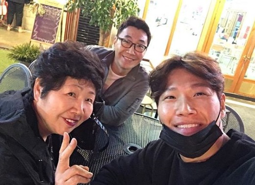 Singer Kim Jong-kook told her recent birthday.Kim Jong-kook posted a picture of his mother and brother on his 25th day with the phrase I am still in my age # birthday, but I am grateful to my brother and brother. Thank you for your family meeting # Momuni # Late entertainer #  # My Brother # Abuji is still in Anyang today.Kim Jong-kook has appeared on SBS Running Man and My Little Old Boy and collected topics.