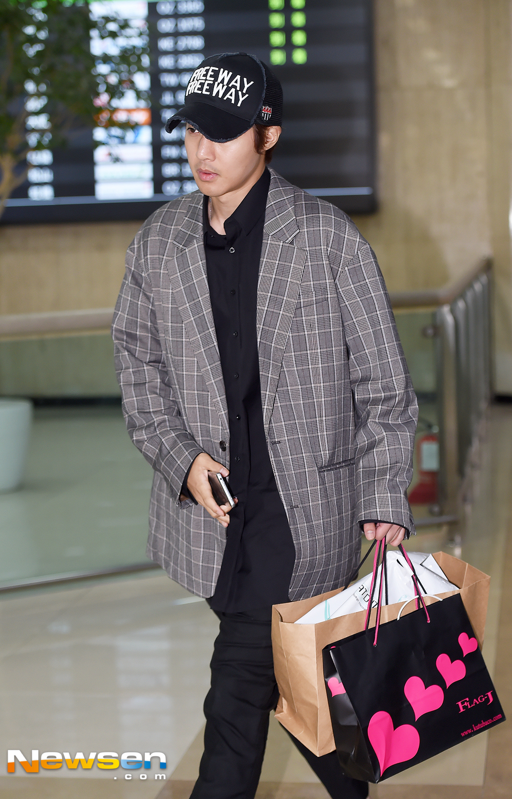 This day Kim Jeong-hyeon is passing through the immigration gate