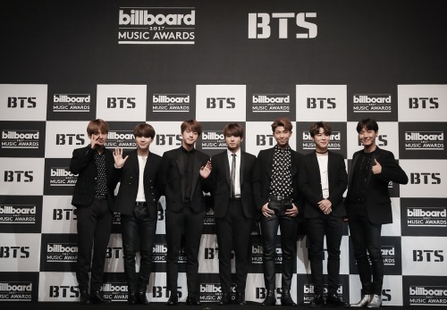The group BTS foretells the successive class Come back to release the new song for the first time at the Billboard Music Award which is one of the three biggest music awards in the United States.2018 United States Billboard Music Awards to be held in Las Vegas next month on the 20 th of next month via website and SNS of Billboard Music Awards (BBMA) side in the United States on 24th (local time) Announced that BTS would participate as a performer.On the Billboard side, BTS is a group that caused a great reaction to the whole world, introduced Koreas Boy Band that won the top social artists award at the Billboard Music Awards held last year and BTS Will participate in the award ceremony to be held on the 20th of next month and will showcase the worlds first Come back stage of the new album Love Yourself Layer (LOVE YOURSELF Ring Tear).This BTS proved the dignity of the global star, following the nomination for 2018 Billboard Music Award and Top Social Artist award, finalizing to the world premiere.World stars such as Camila Cabello, Dua Lipa, Sean Mendes (Shawn Mendes), etc. participate to spread the performance, as well as BTS, the stage of this day will be broadcast live through the NBC broadcast .An official of Big Hit Entertainment said, Thanks to just saying Billboard Music Award is a candidate, thank you but you can only be a worldwide artist Come back You can stand up to the stage I will be doing my best for the rest of the term so that I can show off a nice stage.BTS will compete for the second consecutive year as a Top social artists candidate award with Justin Bieber, Ariana Grande, Demi Lovato, Sean Mendes (Shawn Mendes) .Meanwhile, BTS will release the regular album Love Yourself Front Layer age 18 next month