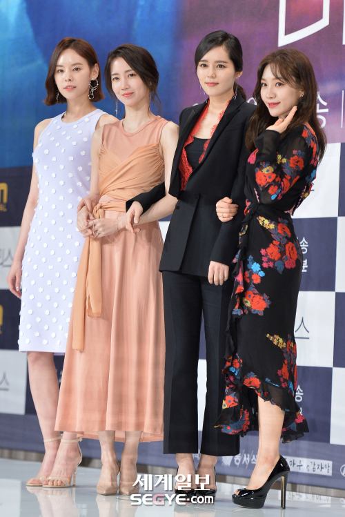 The actor Goo Jae-yi, Shin Hyun-bin, Han Ga-in, Choi Hee-seo (from the left in the photo) will perform OCN weekend drama Mistresses at Times Square Amos Hall in Yeongdeungpo District, Seoul on the 25th afternoon I participate in the production presentation of the game and are taking a pose