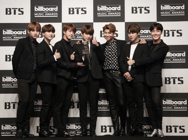 The group BTS foretells the successive class Come back to release the new song for the first time at the Billboard Music Award which is one of the three biggest music awards in the United States.2018 US Billboard Music Awards to be held on May 20th in Las Vegas, USA on May 24th (local time), through the homepage of the US Billboard Music Awards (BBMA) side and SNS Announced that BTS would participate as a performer.This BTS proved the dignity of Global Star while finalizing to the world premiere following the nomination for 2018 Billboard Music Award and Top Social The Artist (Top Social Artist) prize.World stars such as Camila Cabello, Dua Lipa, Sean Mendes (Shawn Mendes), etc. participate to spread the performance, as well as BTS, the stage of this day will be broadcast live through the NBC broadcast .An official of Big Hit Entertainment says, Thanks to just saying Billboard Music Awards , I am grateful, but I can do just the world-class The Artist Come back so that I can stand to the stage It is an honor to be honored and Id like to do my best for the rest of the term so that we can show off a wonderful stage.BTS competes for the second consecutive year as Top social The Artist candidate prize winner with Justin Bieber, Ariana Grande, Demi Lovato, Sean Mendes (Shawn Mendes) .Meanwhile, BTS will release the regular album LOVE YOURSELF turning Tear next month 18th