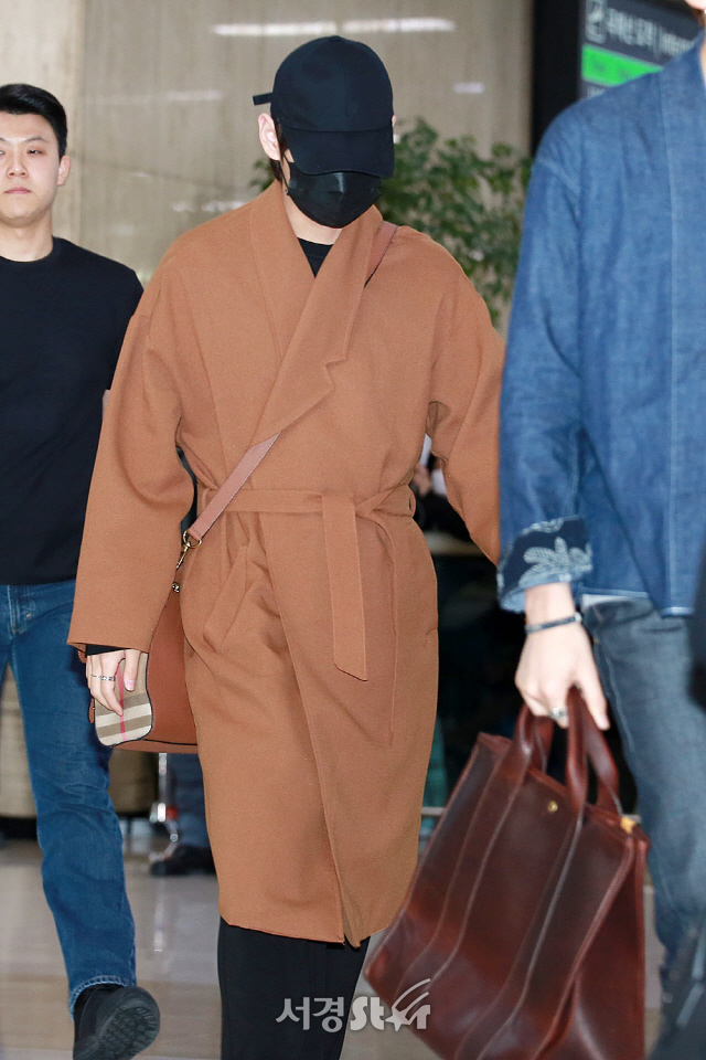 Member V of BTS (BTS) is entering the airport showing air fashion