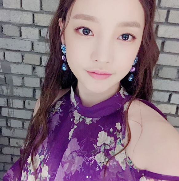 Goo Hara posted pictures along with his sentence Mamebu on his own instagram.The published pictures contain figures of Goo Hara that created a dreamy atmosphere in pink makeup for purple costumes.He boasted of a goddess beauty that breathed moisture on a vivid eyesight and clean skin.It is seen that it was taken at the recording place during the shooting of JTBC 4 My Mad Beauty Diary.Meanwhile, Goo Hara assumed MC of JTBC 4 My Mad Beauty Diary broadcasted for the first time on the last 20 days