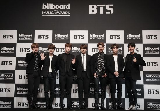 The group BTS foretells the successive class Come back to release the new song for the first time at the Billboard Music Award which is one of the three biggest music awards in the United States.2018 US Billboard Music Awards to be held on May 20th in Las Vegas, USA on May 24th (local time), through the homepage of the US Billboard Music Awards (BBMA) side and SNS Announced that BTS would participate as a performer.On the Billboard side, BTS is a group that caused a great reaction to the whole world, introduced Koreas Boy Band that won the top social artists award at the Billboard Music Awards held last year and BTS Will participate in the award ceremony to be held on May 20th and will showcase the worlds first Come back stage of the new album Love You Searned Tear) .This BTS proved the dignity of the global star, following the nomination for 2018 Billboard Music Award and Top Social Artist award, finalizing to the world premiere.World stars such as Camila Cabello, Dua Lipa, Sean Mendes (Shawn Mendes), etc. participate to spread the performance, as well as BTS, the stage of this day will be broadcast live through the NBC broadcast .An official of Big Hit Entertainment said, Thanks to just saying Billboard Music Award is a candidate, thank you but you can only be a worldwide artist Come back You can stand up to the stage I will be doing my best for the rest of the term so that I can show off a nice stage.BTS will compete for the second consecutive year as Top social artists candidate award with Justin Bieber, Ariana Grande, Demi Lovato and Sean Mendes.Meanwhile, BTS will release the third regular album Love Yourself Self Layer on the 18th of next month