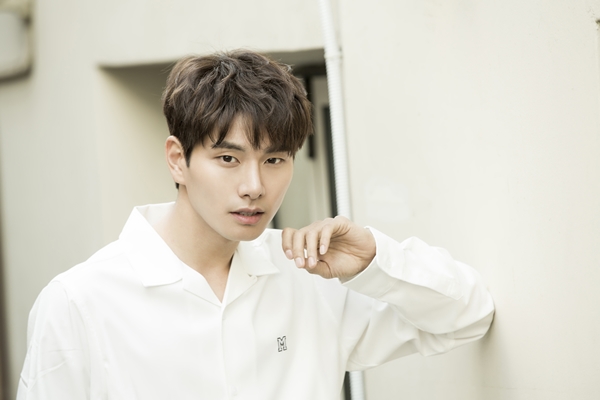 (Continued from the interview ①) We attracted hot topics whose love affair of Lee Yi-kyung (29) and Jung In-sun (27) are known before the end of broadcasting Uracha next Waikiki.The two met with introduction of acquaintance and was raising love of the first year.Actors and staff who filmed drama together were also careful as they did not notice, but they could not hide until the end.Lee Yi-kyung said, I was sorry about it.It seemed that the period was known before the seal and all the preparations prepared seemed to be broken.  I was sorry about the production team who tried shooting at Seooso at night.Although viewers are also watching with immersion, I feel sorry for breaks, he said carefully.Also, Lee Yi-kyung said, I finished taking a picture ahead of schedule for the next schedule and (Jung In-sun) learned of this work in the middle of filming.I could not launch, I went, I seemed to have handed out all my luggage to his friends, I was sorry, he said.Fortunately, most of them sent a message of cheer when two love passions were reported.Lee Yi-kyung said, There are more people who support me, thank you, and I was sorryfully big, but my heart was appreciated.Before entering the work, they promised to pay attention to each other, they do not want to damage the people around.In the talk of Jung In-sun Lee Yi-kyung could not hide the smiling bloom secretly.Love will bloom even on the battlefield.(Haha) There was hardly any god who two acting while drama.I bumped into the scene in my sign to a couple of divisions in the beginning.I could not see each other while shooting.I mainly talked and sent a message.I have made many talks before I entered drama.Because drama is important, not personal feelings.It is also appreciated that it is a person who understands such a thing.(Lol) and love are currently progressive form Lee Yi-kyung.He also praised his family.Lee Yi-kyungs father gathered a topic known to be a large company CEO L Chemistry.Lee Yi-kyung said, Although my father gave me something I could not contact him separately, my sister Lang is a frequent doctor.My older sister loves comedy for me to make many contacts to see my nephews, joked.