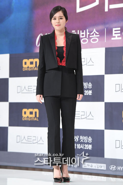 Actor Han Ga-in is posing with the OCN Saturday and Sunday drama Mistresses Production report society held at Eggunpo Time Square on September 25.