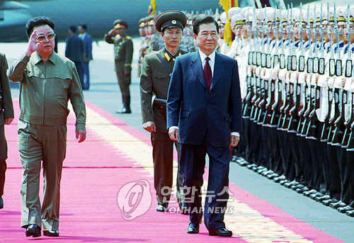 2000년 남북 정상회담 당시 북한 의장대 사열을 받고 있는 고 김대중 대통령과 직접 영접 나온 김정일 국방위원장  [사진공동취재단=연합뉴스]