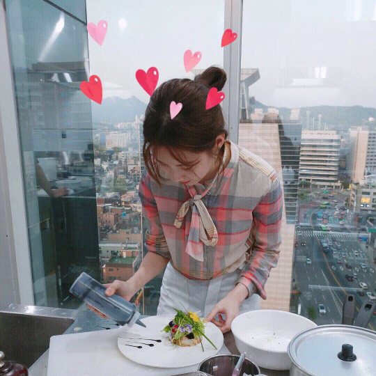 Seohyun posted a picture on his SNS on the 26th with the article Concentration. In the photo, Seohyun is decorating the dish on the plate with sauce.At the end of the photo, it seems that the pot and bowl are visible, and BOA cooked directly. Seohyun recently took the MC of the historic Pyongyang performance.
