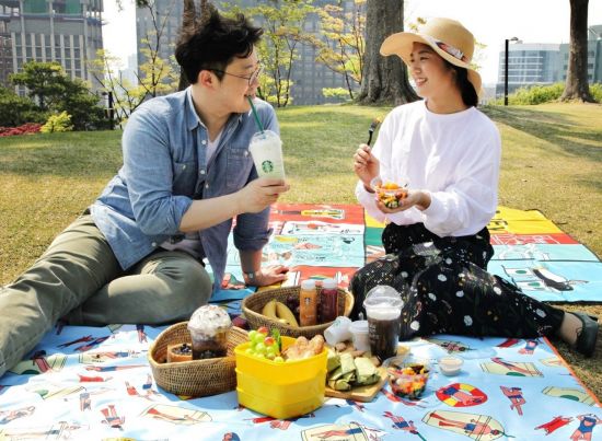 스타벅스 마이 홀리데이 매트가 여러분의 휴식을 찾아갑니다