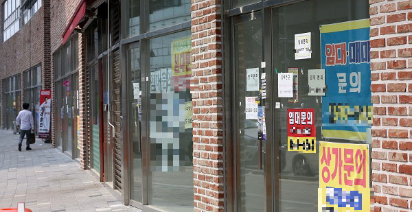 수도권의 한 상가 건물에 임차인을 구하는 현수막이 붙어있다.  /조선DB