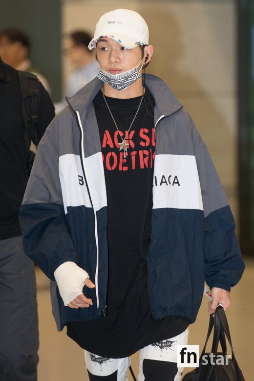 Group WannaOne Kang Daniel went to Incheon International Airport after finishing shooting the MBC entertainment professional Outside the futon dangerous in Vietnamese Da Nang on the 26th afternoon
