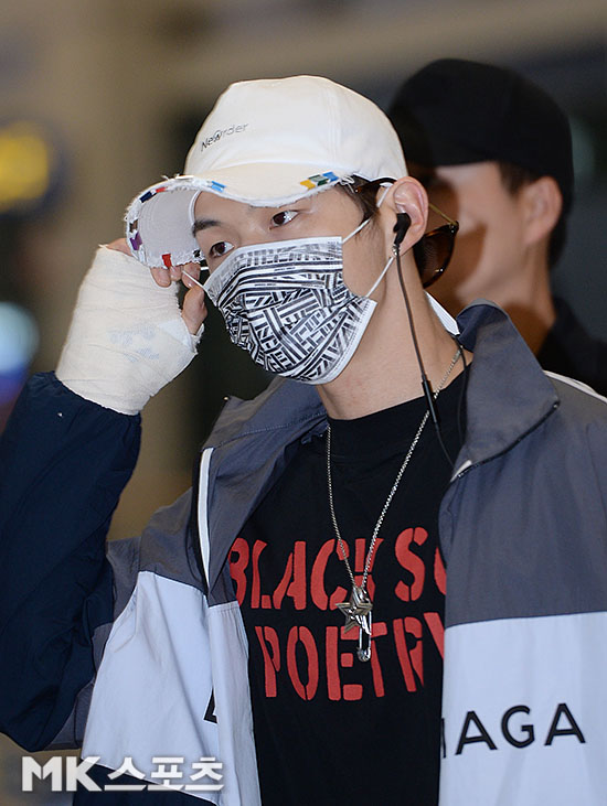 Wanna One Kang Daniel returned from Vietnam via ICN airport on the afternoon of the 26th after digesting his overseas schedule.Kang Daniel leaving the immigration office.
