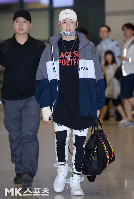 WannaOne Kang Daniel digitized the international schedule and returned to Vietnam via Incheon International Airport afternoon.Kang Daniel leaving the Entrance chapter.