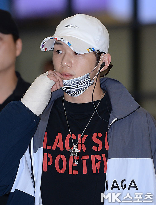 WannaOne Kang Daniel digitized the international schedule and returned to Vietnam via Incheon International Airport afternoon.Kang Daniel going through the Entrance chapter with a bandage in hand.