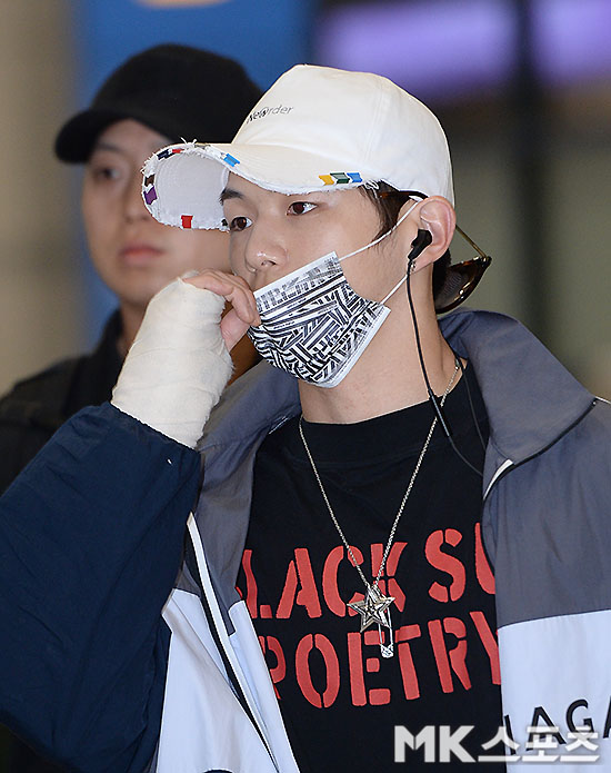 WannaOne Kang Daniel digitized the international schedule and returned to Vietnam via Incheon International Airport afternoon.Kang Daniel going through the Entrance chapter with a bandage in hand.