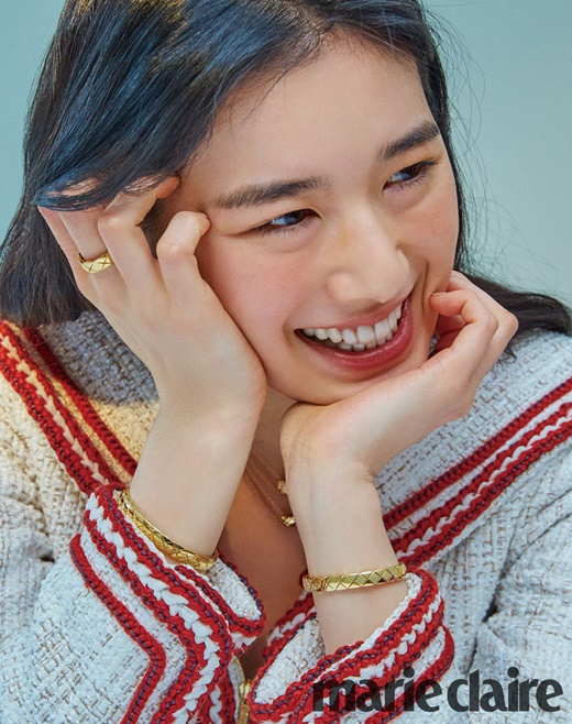 Actor Jung Eun-chae has released a beautiful Jewelry picture through the May issue of the Korean Independent Animation Film Festival. Jung Eun-chae in the public picture has presented various stylings using Chanels Jewelry collection Coco Crush.In the photo, he showed off his brilliant beautiful looks by directing a white gold ring with a modern design yellow gold bracelet with a layered ring.In the public picture, he showed elegant styling by wearing a ring full of hands and a bracelet, matching the earrings with white gold rings with different designs and white diamond earrings.More pictures and videos of Jung Eun-chae can be found in the May issue of the Korean Independent Animation Film Festival and the Korean Independent Animation Film Festival website.