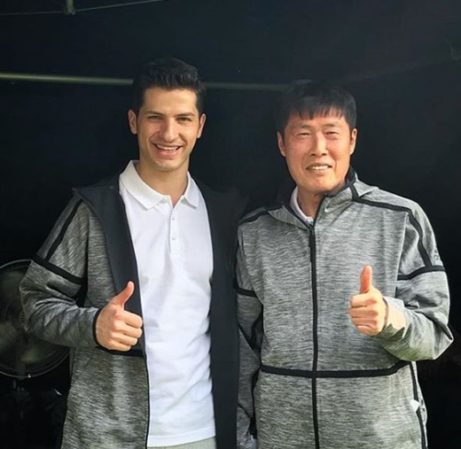 Alberto Fujimori Mondi, an Italian broadcaster, told me about his recent encounter with former coach Legend Cha Bum-kun of Korean football.Alberoth Mondi said on his SNS on the 25th, With the great Korean football player ever. Cha Boom!!!!!!!! #chaboom #Cha Bum-kun #legend # Soccer Legend #Honor and posted a two-shot shot taken alongside former coach Cha Bum-kun.Alberto Fujimori Mondi joined MBC Everlon Come on, Korea is the first time on May 10th after announcing his face with JTBC Abnormal Talks.