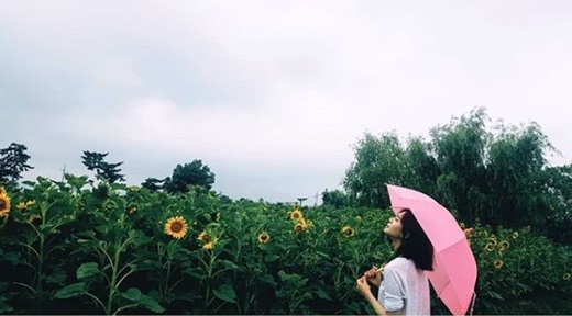 Actor Lee Elijah has been telling the latest news through picturesque photos.Lee Elijah posted a picture of Rain in the background of the sky that just stopped with his pink umbrella with the phrase Silence on his instagram on the 26th.Lee Elijah is appearing in the OCN drama Children of Little God.
