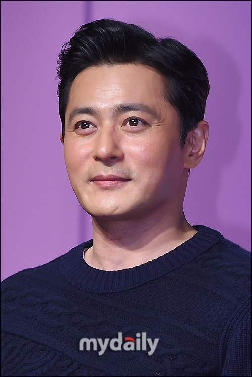 Actor Jang Dong-gun has returned to the house theater with Drama Suits. Jang Dong-gun is always proud of Park Hyung-sik in the KBS 2TV new tree Suits, playing the role of Choi Kang-seok, a lawyer for Kang & Hams senior partner. He is trusted with his witty appearance.In addition, he is always loved by the public with his handsome appearance and good manners.However, the Confessions of the fact that Jang Dong-gun suffered from the aftermath of the M-shaped Hair loss were gathered. Jang Dong-gun made the M-shaped Hair loss Hair style by appearing in the movie Suits previous movie Seven Years Night.It was a role to drive extreme emotions, but Confessions about the aftermath of returning to normal in the M-shaped Hair loss rather than getting out of the role. I unfortunately felt guilty just to have a daughter and act, but to imagine it, said Jang Dong-gun, who attended the media preview at the time. After the filming, there was a great aftereffect that came back from the M-shaped Hair loss that I kept while shooting rather than getting out of the emotion. 