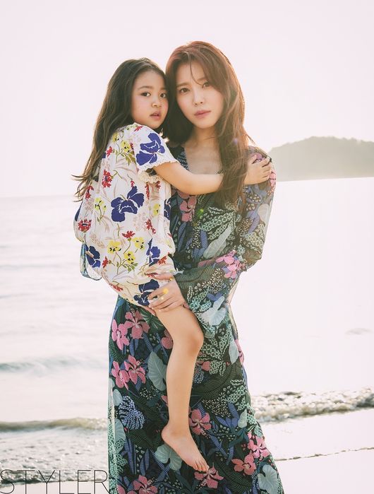 On the 26th, Si-a Jins management agency, Si-a Jin, released a picture with the styler housewife life. This picture shows Si-a Jin and his family who have gone on a family trip to Phuket Club Med for the 10th anniversary of their marriage. Jing is perfecting the hair and makeup of a natural atmosphere and emits a unique purity. In another photo, Si-a Jing is staring at the camera on the beach with his daughter Seo.The two showed off their fashion sense by showing a Symillar look with a one piece with a flower pattern. In another photo, Si-a Jing and his family are staring at the camera in a white-toned costume that gives a clean feeling to the background of Phukets garden.In particular, all four of them show off their warm visuals and make a happy smile, creating a cheerful atmosphere. Si-a Jin recently appeared on TVNs Nest Escape 3 as a special MC, empathizing with parents and childrens positions and performing as a special MC. The cover and picture decorated by Si-a Jing and his family, who left for Phuket for the 10th anniversary of their marriage and family month, You can see it in the May issue of housewife life.Styler offers homelife