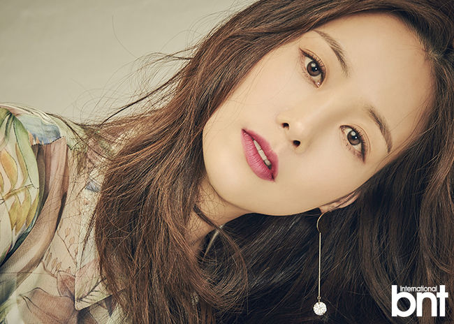 Son Yeo-Eun Be friendly with Dumsom. Actor Son Yeo-Eun revealed he is close to Dumsom, a group sister from Drama My sister is alive.In an interview Son Yeo-Eun recently continued with bnt and photogravure shooting, I told my story to heart.Son Yeo-Eun is also famous for majoring in the piano.When I was a sophomore at university, I got a business card from the broadcasting staff on a Seoul trip came to play by chance.He got interested in a natural actor trying to do it, he said. As advertising space came in, I decided to debut as an actor as water flows. Subsequently, he actually said that piano major helped in acting he played directly in the scene of playing the piano with the SBS drama a woman married three times .Especially that this drama was learned more enthusiastically with the pressure that it must be done without mistaking just as it is a work by Kim Su Hyeon writer.Of course I do not want to go wrong with a single particle and I wanted to make it a big deal. Next, when asking about the former Seguyong character of the SBS drama My sister is alive who first made me feel the joy of winning, I thought that Although I received a lot of love, I thought that I received a prize well enough , I really appreciate that consciousness will be over if I actually win. I was worried about writing maliciously due to the role, but increasingly the number of people who cheer for it increased and it became power.In addition, Although I actually quietly say it, when I tried to play the mouth thinner, the voice came out as a twigo.I did not know if I could make such a big voice. Asked what I thought about the image with the old small diameter, she said, I did something called Cherin around the time of the filming of a woman who is married three times , in the case of taking another cast , That image seems to be Itohi.In the next work I think that I will not be remembered in another way. When he undertook the role of actor Tison Wipe in the SBS drama defendant he was listening to lots of voices that really matches the character from the surroundings.Also, when selecting a work, I added not only the characters character but also the emphasis on what message to convey.Son Yeo-Eun listens to the star who spends close friends when he hears Dumsom and Bada, A-Pink Eji.