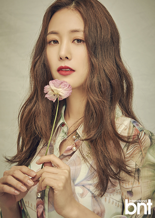 Son Yeo-Eun Be friendly with Dumsom. Actor Son Yeo-Eun revealed he is close to Dumsom, a group sister from Drama My sister is alive.In an interview Son Yeo-Eun recently continued with bnt and photogravure shooting, I told my story to heart.Son Yeo-Eun is also famous for majoring in the piano.When I was a sophomore at university, I got a business card from the broadcasting staff on a Seoul trip came to play by chance.He got interested in a natural actor trying to do it, he said. As advertising space came in, I decided to debut as an actor as water flows. Subsequently, he actually said that piano major helped in acting he played directly in the scene of playing the piano with the SBS drama a woman married three times .Especially that this drama was learned more enthusiastically with the pressure that it must be done without mistaking just as it is a work by Kim Su Hyeon writer.Of course I do not want to go wrong with a single particle and I wanted to make it a big deal. Next, when asking about the former Seguyong character of the SBS drama My sister is alive who first made me feel the joy of winning, I thought that Although I received a lot of love, I thought that I received a prize well enough , I really appreciate that consciousness will be over if I actually win. I was worried about writing maliciously due to the role, but increasingly the number of people who cheer for it increased and it became power.In addition, Although I actually quietly say it, when I tried to play the mouth thinner, the voice came out as a twigo.I did not know if I could make such a big voice. Asked what I thought about the image with the old small diameter, she said, I did something called Cherin around the time of the filming of a woman who is married three times , in the case of taking another cast , That image seems to be Itohi.In the next work I think that I will not be remembered in another way. When he undertook the role of actor Tison Wipe in the SBS drama defendant he was listening to lots of voices that really matches the character from the surroundings.Also, when selecting a work, I added not only the characters character but also the emphasis on what message to convey.Son Yeo-Eun listens to the star who spends close friends when he hears Dumsom and Bada, A-Pink Eji.