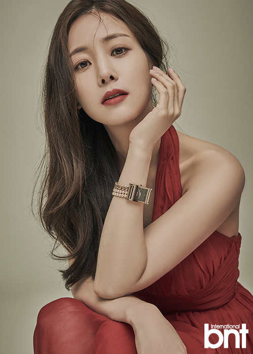 Son Yeo-Eun Be friendly with Dumsom. Actor Son Yeo-Eun revealed he is close to Dumsom, a group sister from Drama My sister is alive.In an interview Son Yeo-Eun recently continued with bnt and photogravure shooting, I told my story to heart.Son Yeo-Eun is also famous for majoring in the piano.When I was a sophomore at university, I got a business card from the broadcasting staff on a Seoul trip came to play by chance.He got interested in a natural actor trying to do it, he said. As advertising space came in, I decided to debut as an actor as water flows. Subsequently, he actually said that piano major helped in acting he played directly in the scene of playing the piano with the SBS drama a woman married three times .Especially that this drama was learned more enthusiastically with the pressure that it must be done without mistaking just as it is a work by Kim Su Hyeon writer.Of course I do not want to go wrong with a single particle and I wanted to make it a big deal. Next, when asking about the former Seguyong character of the SBS drama My sister is alive who first made me feel the joy of winning, I thought that Although I received a lot of love, I thought that I received a prize well enough , I really appreciate that consciousness will be over if I actually win. I was worried about writing maliciously due to the role, but increasingly the number of people who cheer for it increased and it became power.In addition, Although I actually quietly say it, when I tried to play the mouth thinner, the voice came out as a twigo.I did not know if I could make such a big voice. Asked what I thought about the image with the old small diameter, she said, I did something called Cherin around the time of the filming of a woman who is married three times , in the case of taking another cast , That image seems to be Itohi.In the next work I think that I will not be remembered in another way. When he undertook the role of actor Tison Wipe in the SBS drama defendant he was listening to lots of voices that really matches the character from the surroundings.Also, when selecting a work, I added not only the characters character but also the emphasis on what message to convey.Son Yeo-Eun listens to the star who spends close friends when he hears Dumsom and Bada, A-Pink Eji.