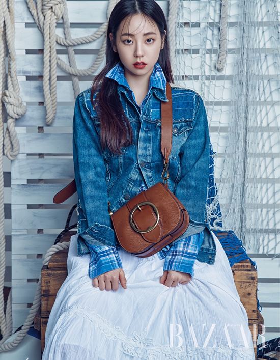 Sohee showed various charms through the picture. On the 26th, fashion magazine Harpers Bazaar Korea released a picture with An Sohee. Sohee, who usually enjoys casual look, naturally digested items for classic yet elegant summer look such as pick shirt, wide pants, linen jacket and shorts.According to the photographer, Sohee encouraged the staff to shoot late at night, creating a cheerful atmosphere.More photo shoots by Sohee can be found in the May issue of Harpers Bazaar Korea. / Photo = Bazaar