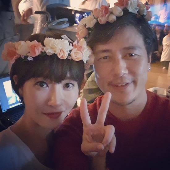 Actor Kim Sun-a has released a friendly two-shot with Kam Woo-sung. On the 26th, Kim Sun-a posted several photos on his instagram. The photo is a self-portrait with Kam Woo-sung, who recently appeared on the end SBS drama Kiss First.Kim Sun-a and Kam Woo-sung, who were shown in Drama, are attracting attention. Kim Sun-a, along with the photo, said, I am waiting for 21 parts of the flower  calmly waiting for me. Will it be? was a story about Kam Woo-sung, who was sentenced to a time limit, and An Soon-jin, who lost her daughter and divorced, met and shared love and changed each others lives./ Photo = Kim Sun-a Instagram