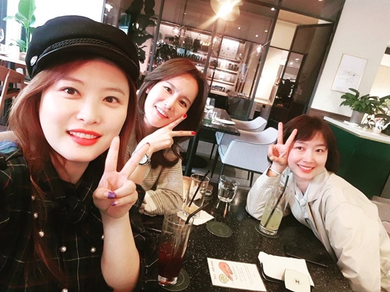 Gagwoman Sim Jin-hwa has a pleasant time with Lee Hee-won and Han Yu-ra.Sim Jin-hwa posted several photos on his instagram on the 26th.Sim Jin-hwa, Ahn Jung-hwan wife Lee Hee-won, and Jin Young-don wife Han Yu-ra is showing off her beautiful beauty together and taking a self-portrait. Especially, the recent situation of her twin mother Han Yu-ra, who has appeared for a long time, attracts more attention. Sim Jin-hwa said, Two wives of her husband who went abroad with a bunch (My husband and wife from the American show.Honey, we met to comfort each other. Ahn Jung-hwan and Jin Young-don seem to have gone abroad to shoot JTBCs I have to unite . Meanwhile, Sim Jin-hwa married comedian Wonhyo Kim in 2011 and recently lost 15kg on diet. = Sim Jin-hwa Instagram