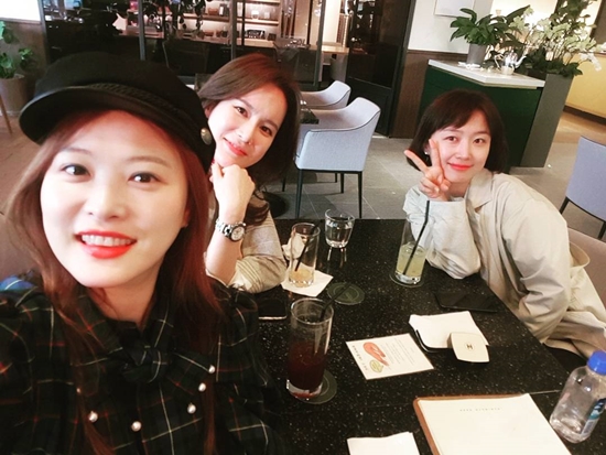 Gagwoman Sim Jin-hwa has a pleasant time with Lee Hee-won and Han Yu-ra.Sim Jin-hwa posted several photos on his instagram on the 26th.Sim Jin-hwa, Ahn Jung-hwan wife Lee Hee-won, and Jin Young-don wife Han Yu-ra is showing off her beautiful beauty together and taking a self-portrait. Especially, the recent situation of her twin mother Han Yu-ra, who has appeared for a long time, attracts more attention. Sim Jin-hwa said, Two wives of her husband who went abroad with a bunch (My husband and wife from the American show.Honey, we met to comfort each other. Ahn Jung-hwan and Jin Young-don seem to have gone abroad to shoot JTBCs I have to unite . Meanwhile, Sim Jin-hwa married comedian Wonhyo Kim in 2011 and recently lost 15kg on diet. = Sim Jin-hwa Instagram