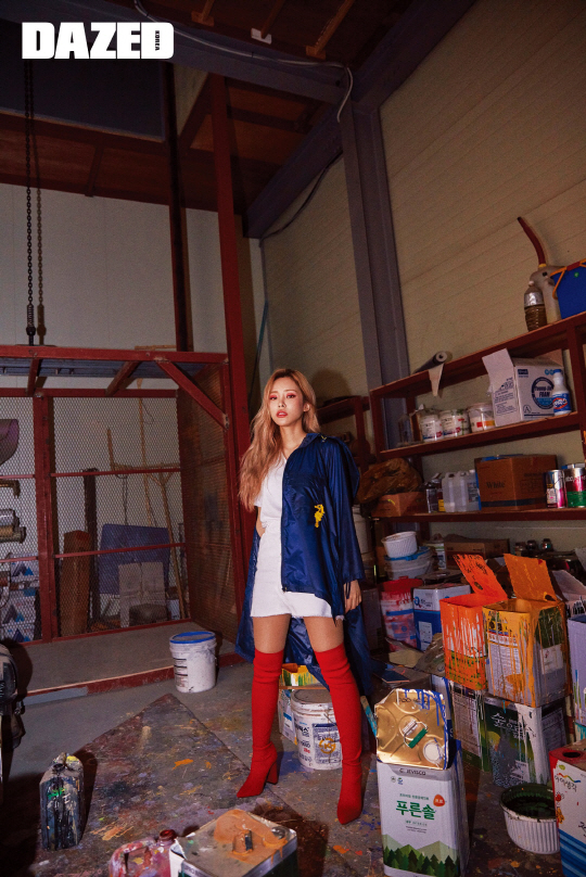 A stylish fashion picture of soundtrack strong Heize, which combines both visual and skill, was released in the May issue of Magazine Days.Heize in the picture completed her own sensibility with her unique girl crush charm and various styling. Heize is showing overwhelming atmosphere.Her intense eyes and pose made her charm more prominent.In particular, the visual that makes Heizes attempt to keep an eye on was perfect itself. Meanwhile, Heizes fashion picture can be seen in the May issue of fashion & culture magazine DAZED Korea.