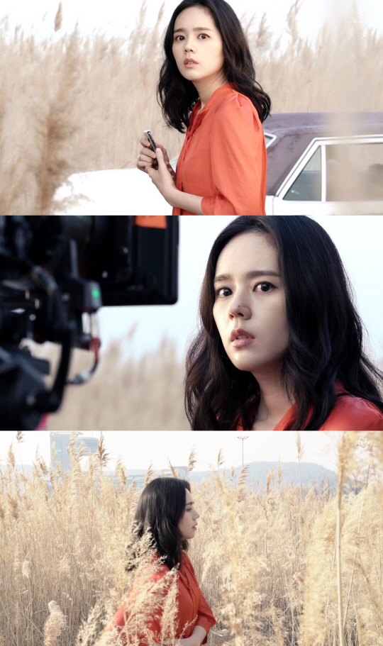 On the 27th, BH Entertainment released a video of Han Ga-in actors Mistresses poster shooting through official YouTube. Han Ga-in will take on the role of Kang Se-yeon in the OCN drama Mistresses broadcasted on the night of the 28th and challenge the acting of the first genre. Not only does it show, but it also raises questions about a series of things that surround her.On the other hand, OCN original Mistresses, which is gathering attention with the return of Han Ga-in, is another mystery thriller of the twisted relationship and psychological anxiety of four women with secrets and men involved in them, First at 20:20