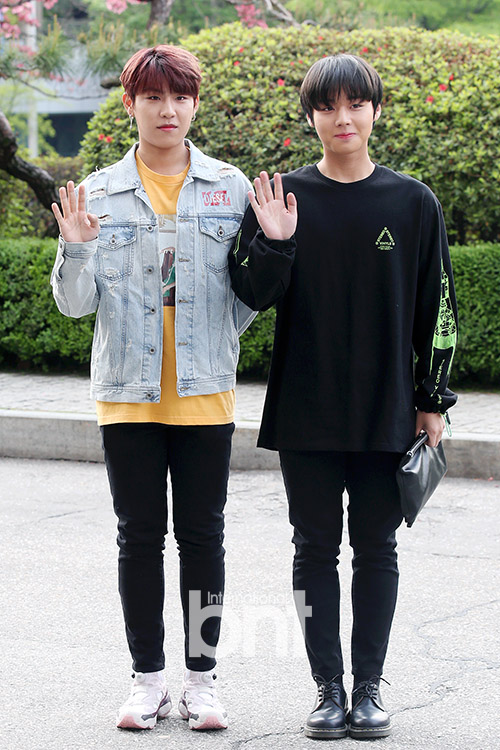 Group Wanna One Park Woojin and Park Jihoon pose before attending KBS 2TV Battle Trip recording at the Yeouido-dong KBS annex in Yeongdeungpo-gu, Seoul on the morning of the 27th.news report