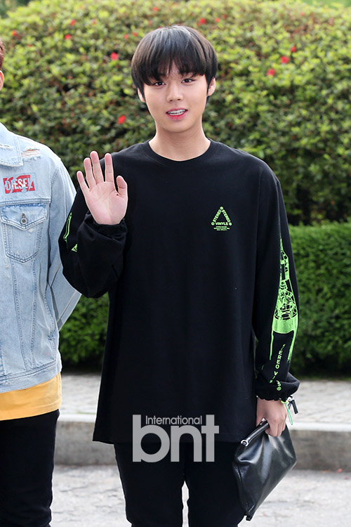 Group Wanna One Park Jihoon poses before attending KBS 2TV Battle Trip recording at KBS annex in Yeouido-dong, Yeongdeungpo-gu, Seoul on the morning of the 27th.