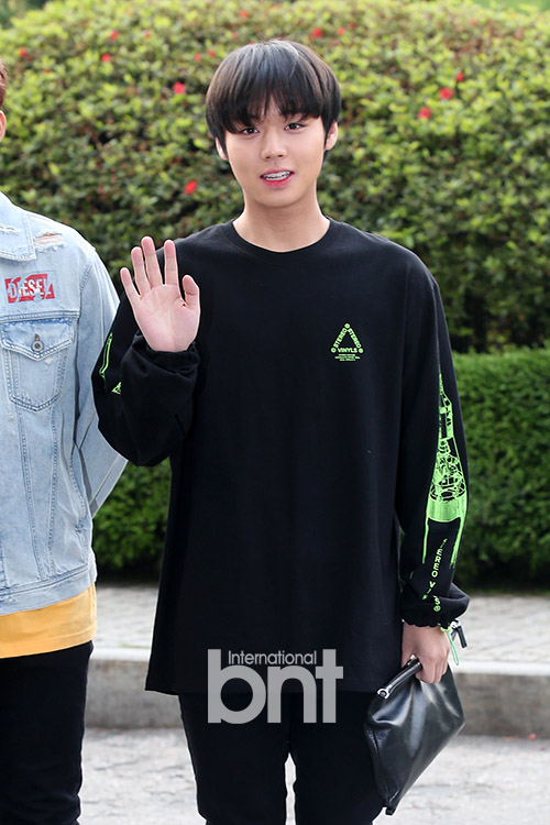 Wanna One Park Jihoon Healing Visuals From Early Morning Group Wanna One Park Jihoon poses before attending KBS 2TV Battle Trip recording at KBS annex in Yeouido-dong, Yeongdeungpo-gu, Seoul on the morning of the 27th.