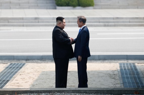 [남북정상회담]남북 정상, 곧 판문점 선언 서명 후 공동발표