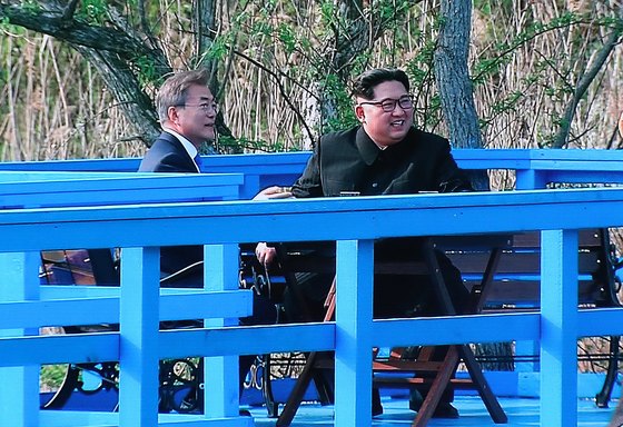27일 오후 경기도 고양시 킨텍스에 마련된 2018남북정상회담 프레스센터에 문재인 대통령과 김정은 북한 국무위원장이 기념식수 후 도보다리에서 독대하는 모습이 생방송 중계되고 있다. 판문점=김상선 기자