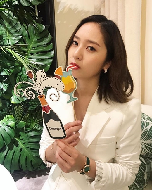 Girl group f(x) member Krystal Jung showed off her brilliant beautiful looks. Krystal Jung posted a photo on Instagram on the 27th with a location tag on Taiwan.Krystal Jung, dressed in a sophisticated white jacket, poses with a Champagne-shaped prop, which is taken away by her distinctive chic eyes.In particular, Krystal Jung, who transformed into a single-headed head with a drama shoot, gives a thick wave to his head that seems to have grown a little and shows a mature atmosphere.Krystal Jungs watery beautiful look is admirable; netizens react to too pretty goddess and so on.