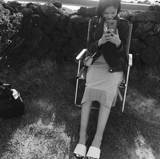 Actor Hwang Jung-eum has been on the verge of shooting Drama in Jeju Island.Hwang Jung-eum posted several photos on his 27th day of his instagram sitting at Chair during a break during the shooting of Drama.Hwang Jung-eum seems to be filming SBS Drama Hunnam Chung scheduled to air in May at Jeju Island.Hwang Jung-eum married in 2016 and won in August last year.