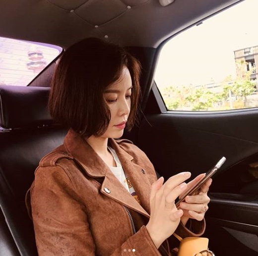 Actor Hwang Jung-eum has been on the verge of shooting Drama in Jeju Island.Hwang Jung-eum posted several photos on his 27th day of his instagram sitting at Chair during a break during the shooting of Drama.Hwang Jung-eum seems to be filming SBS Drama Hunnam Chung scheduled to air in May at Jeju Island.Hwang Jung-eum married in 2016 and won in August last year.